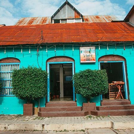 Tikal Backpackers Hostel Флорес Екстер'єр фото