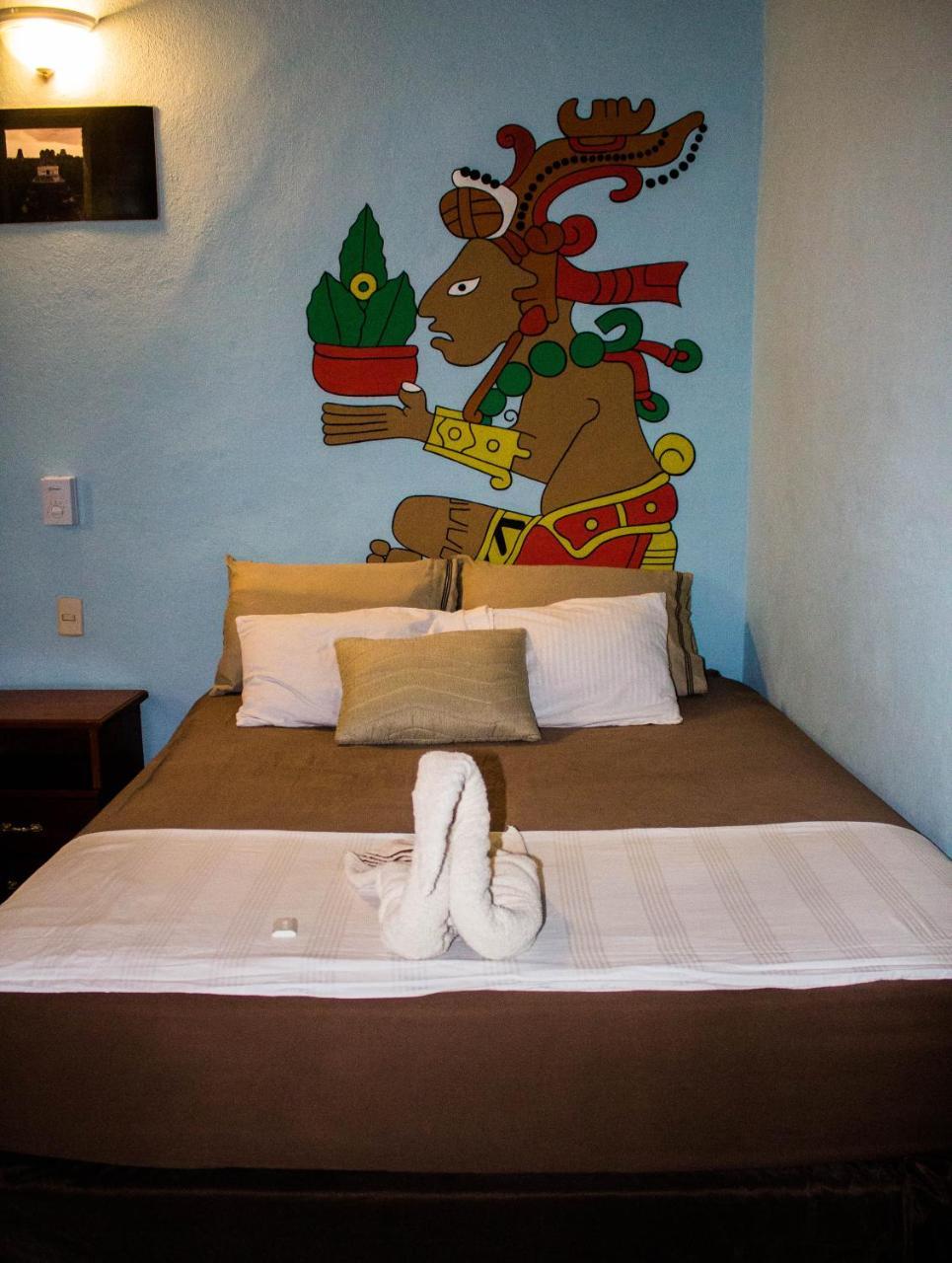 Tikal Backpackers Hostel Флорес Екстер'єр фото