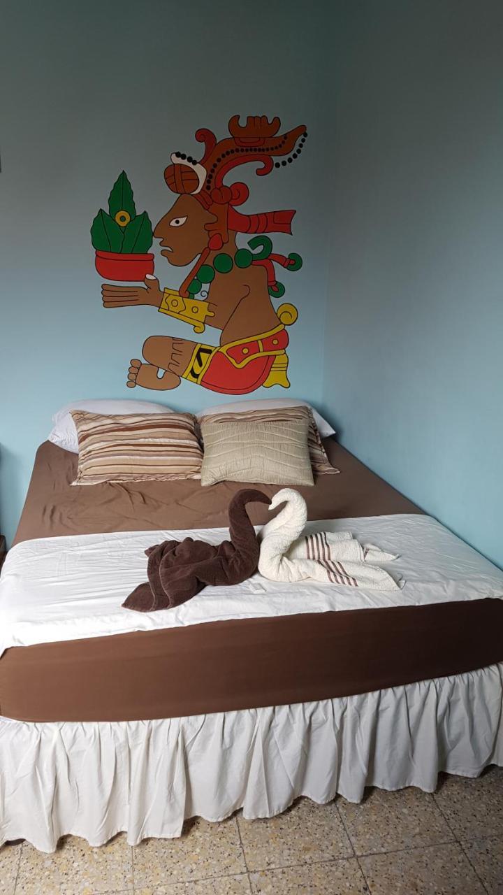 Tikal Backpackers Hostel Флорес Екстер'єр фото