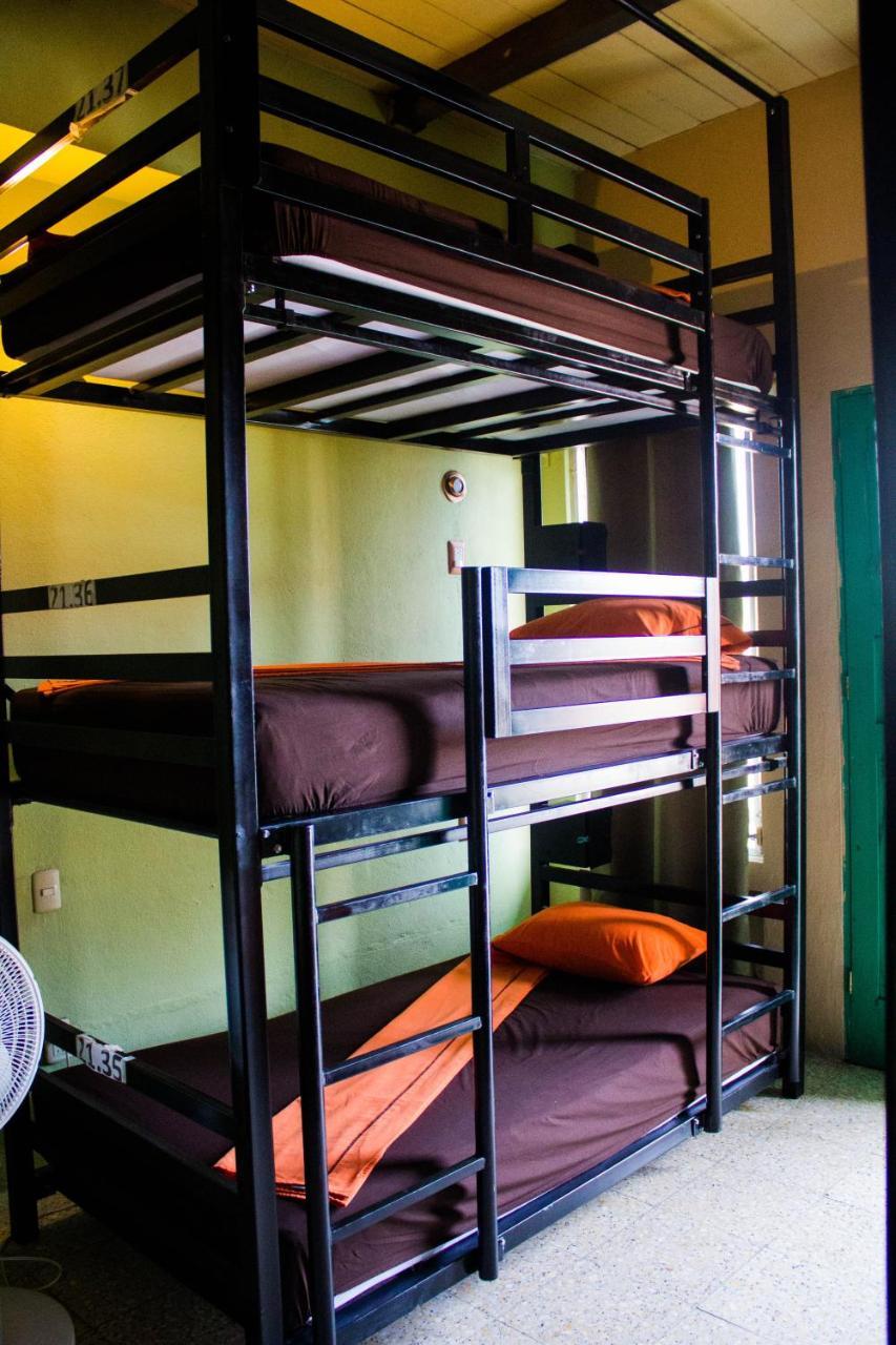 Tikal Backpackers Hostel Флорес Екстер'єр фото