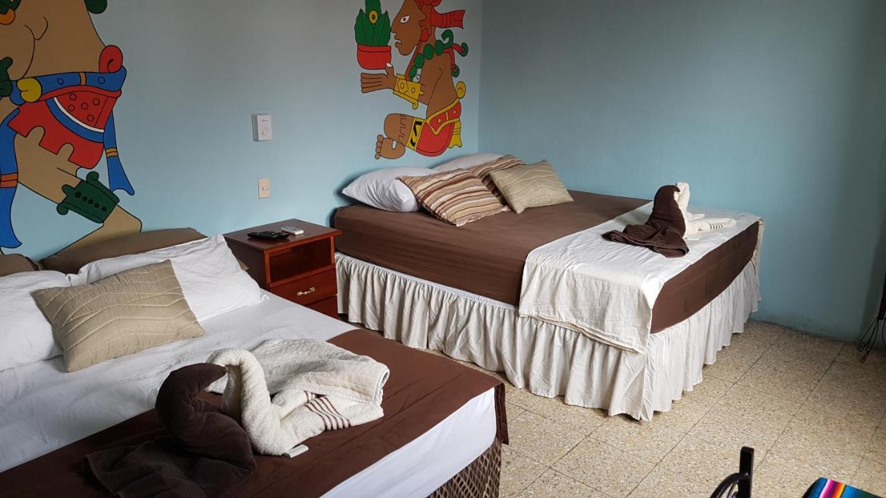 Tikal Backpackers Hostel Флорес Екстер'єр фото