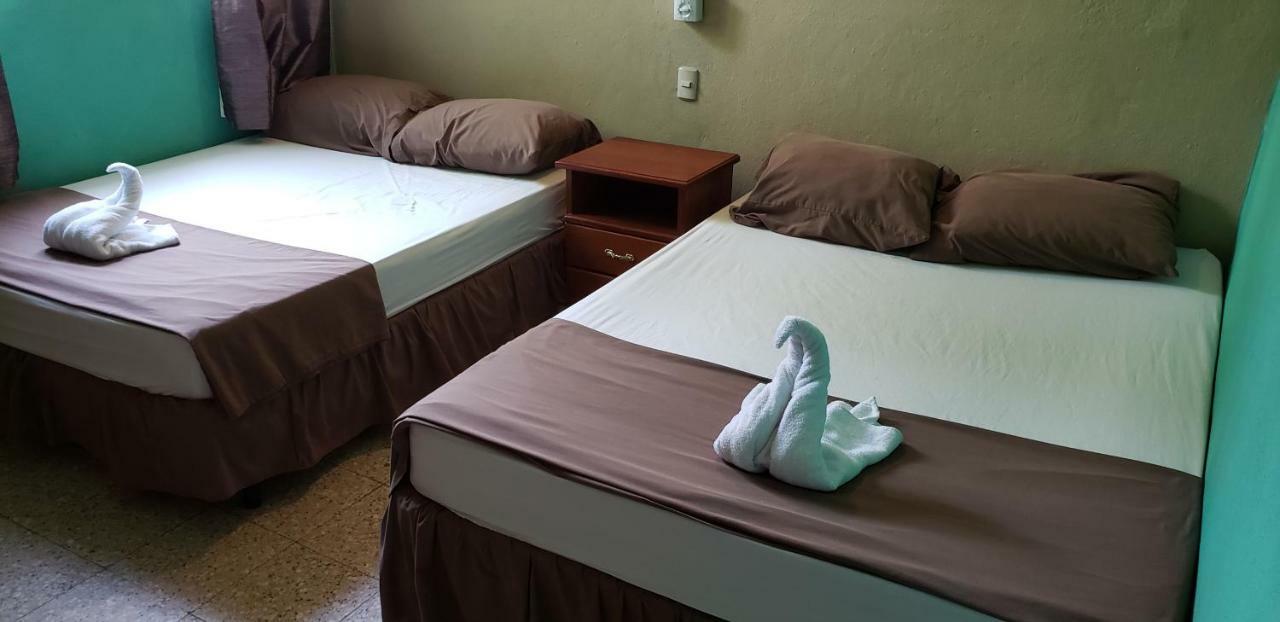 Tikal Backpackers Hostel Флорес Екстер'єр фото