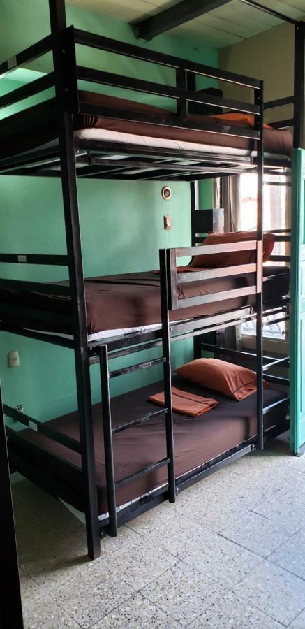 Tikal Backpackers Hostel Флорес Екстер'єр фото