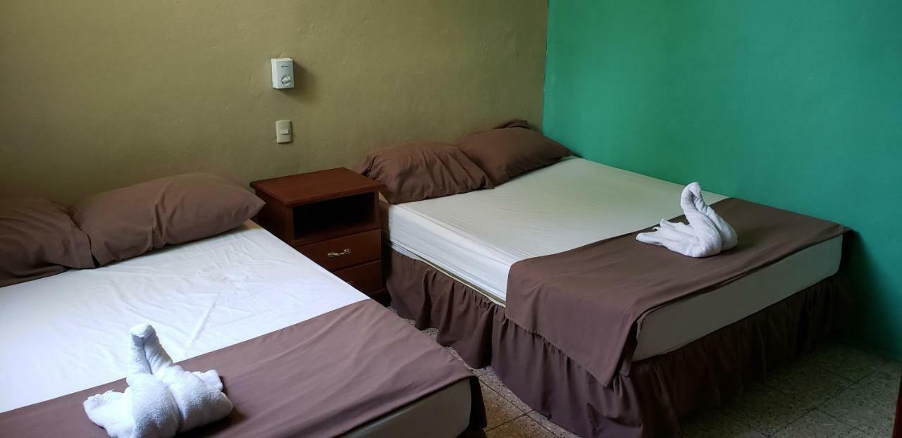 Tikal Backpackers Hostel Флорес Екстер'єр фото