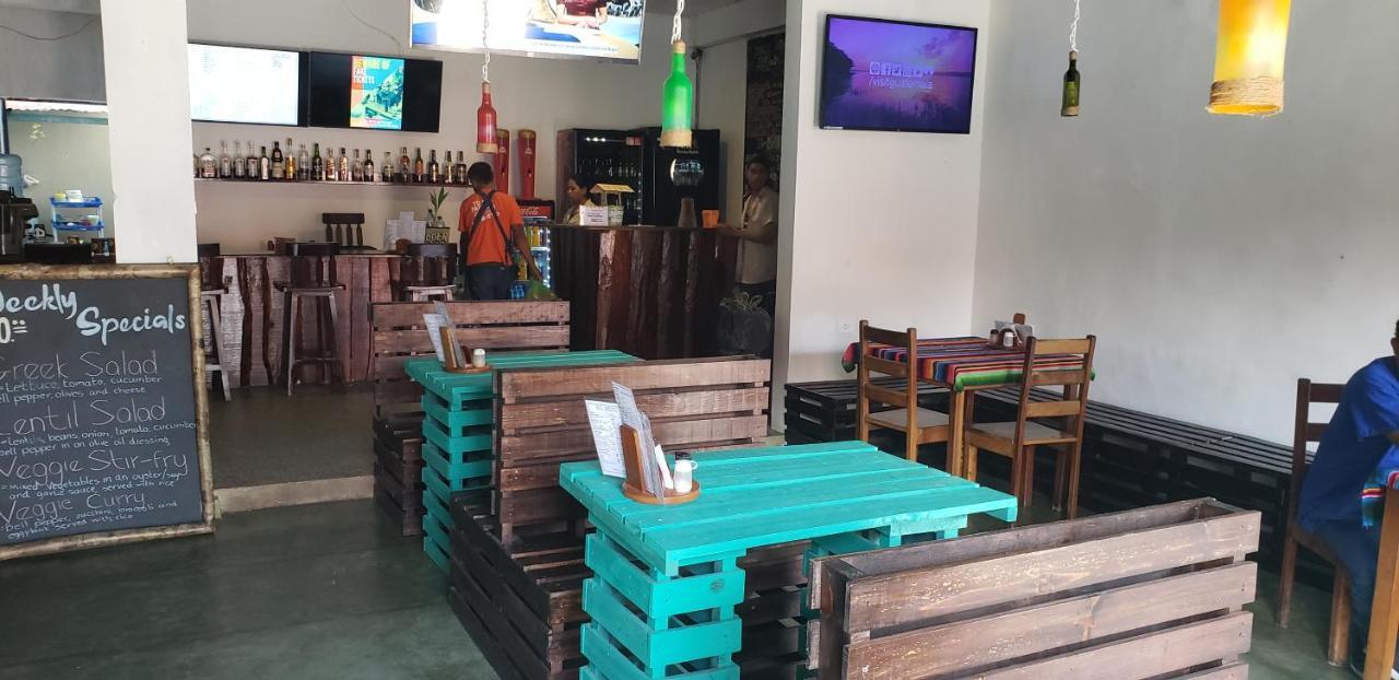 Tikal Backpackers Hostel Флорес Екстер'єр фото