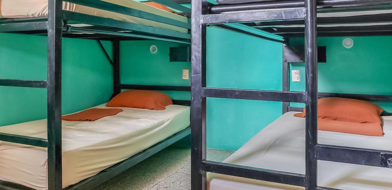 Tikal Backpackers Hostel Флорес Екстер'єр фото