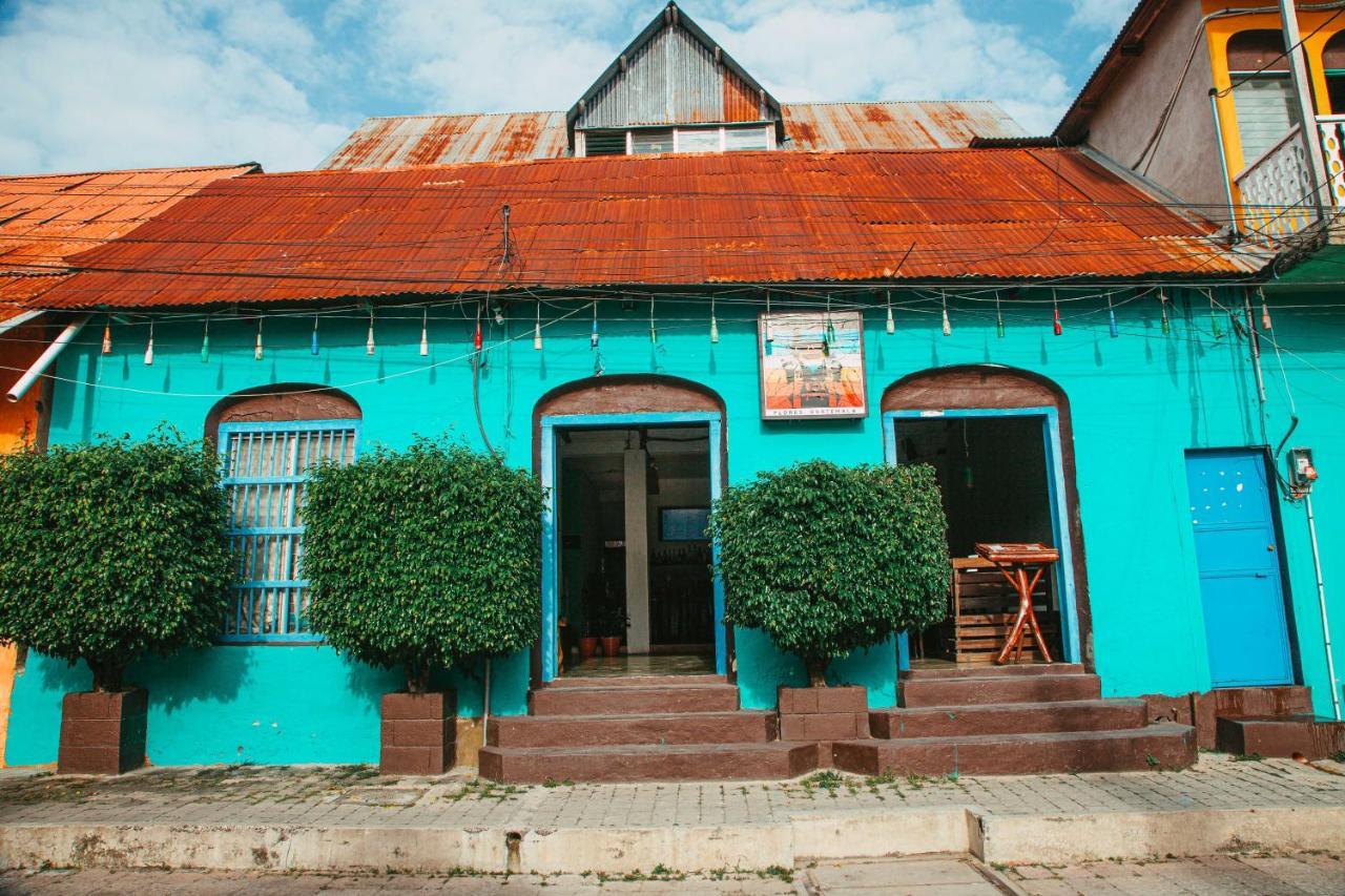 Tikal Backpackers Hostel Флорес Екстер'єр фото